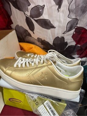 Gold Low-Top Star Accent Sneakers for Women